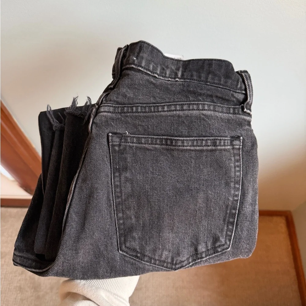 Abercrombie & Fitch Faded Black — 90’s Relaxed High Rise Frayed Hem Cropped Jean - Picture 2 of 7